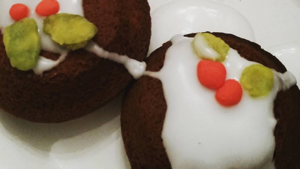 these qucik and super simple christmas pudding cakes and perfect for the christmas period
